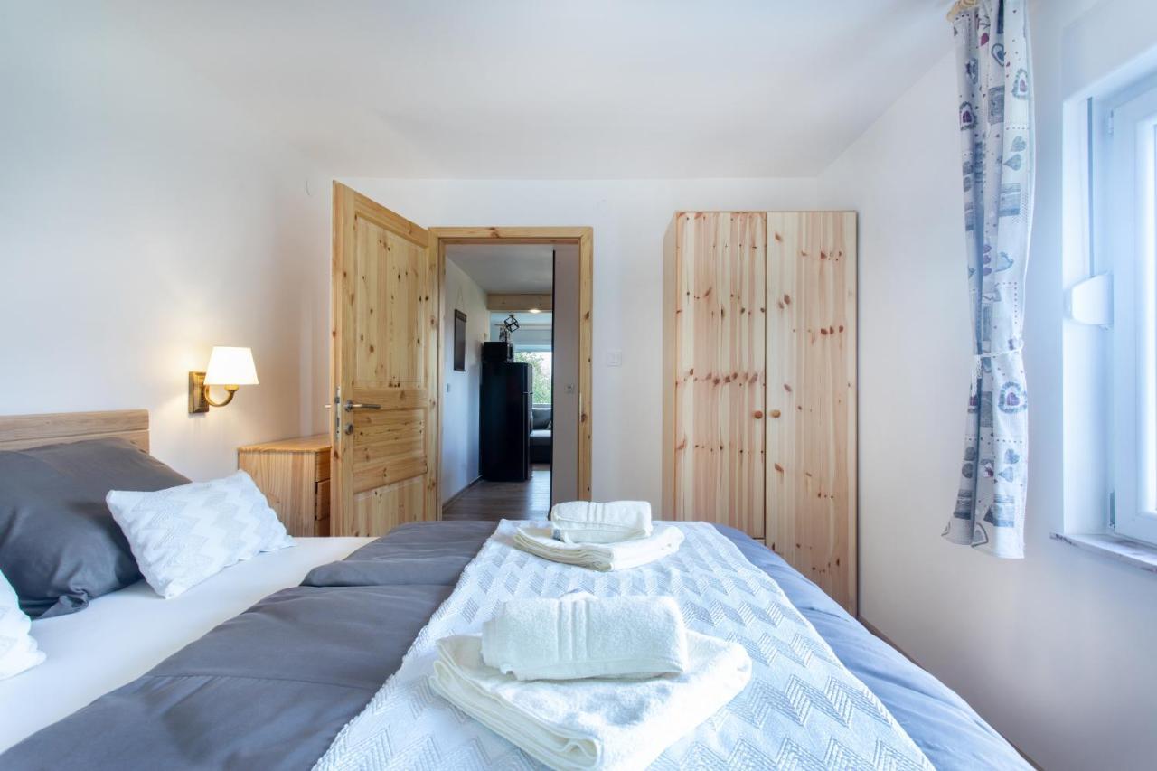 Honey Apartments Zirovnica Εξωτερικό φωτογραφία